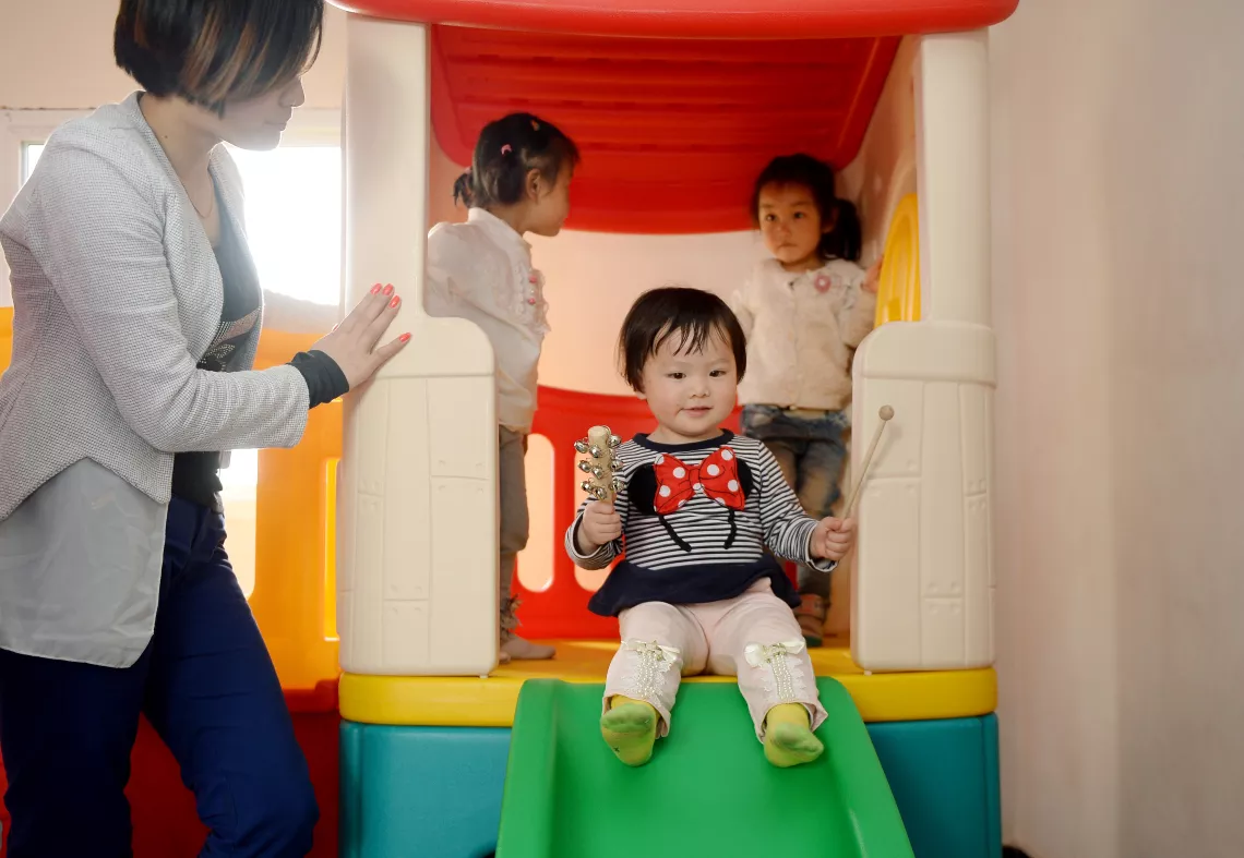 The centre in Ai village is one of 40 trial sites for the community-based ECD programme that UNICEF and the All-China Women’s Federation set up in Hubei, Hunan and Hebei provinces, where there are many children affected by migration.