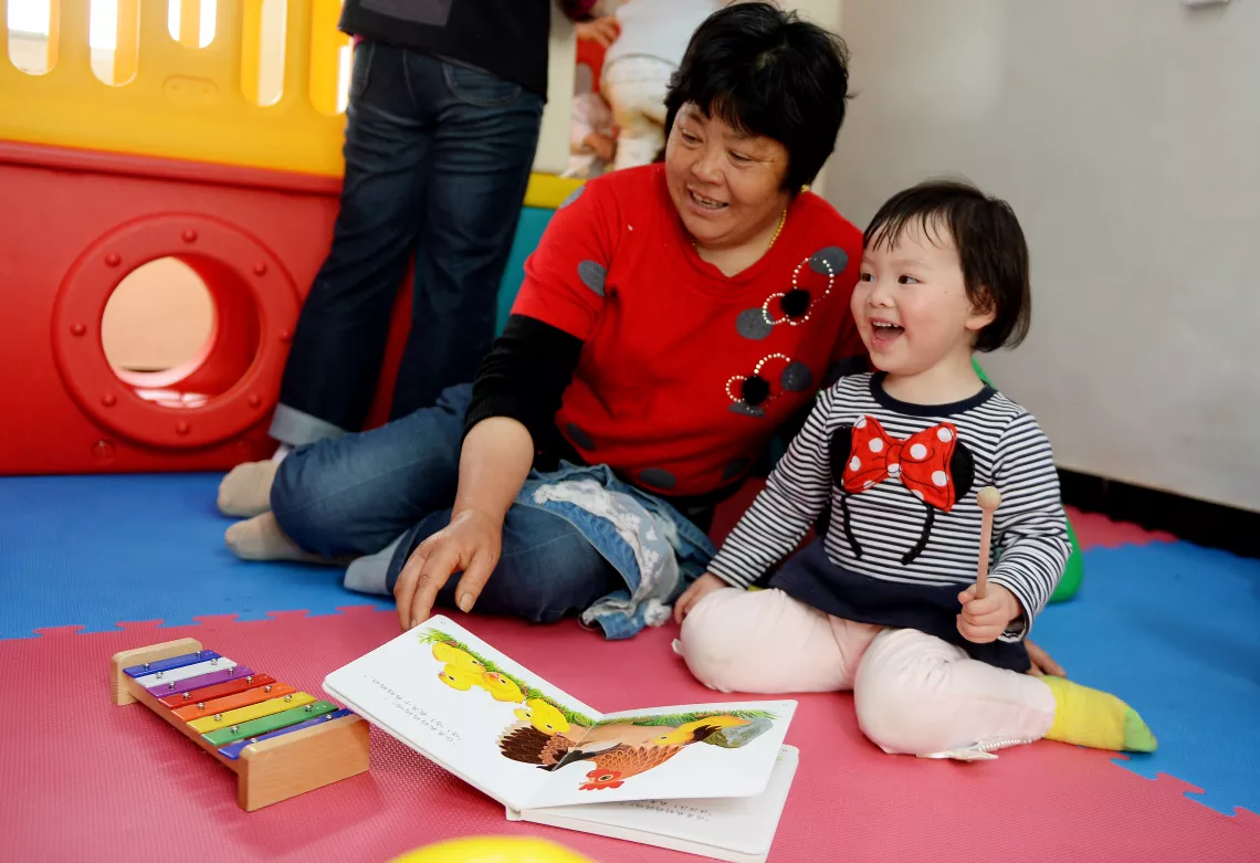 儿童照料者可将故事书借回家进行亲子阅读。