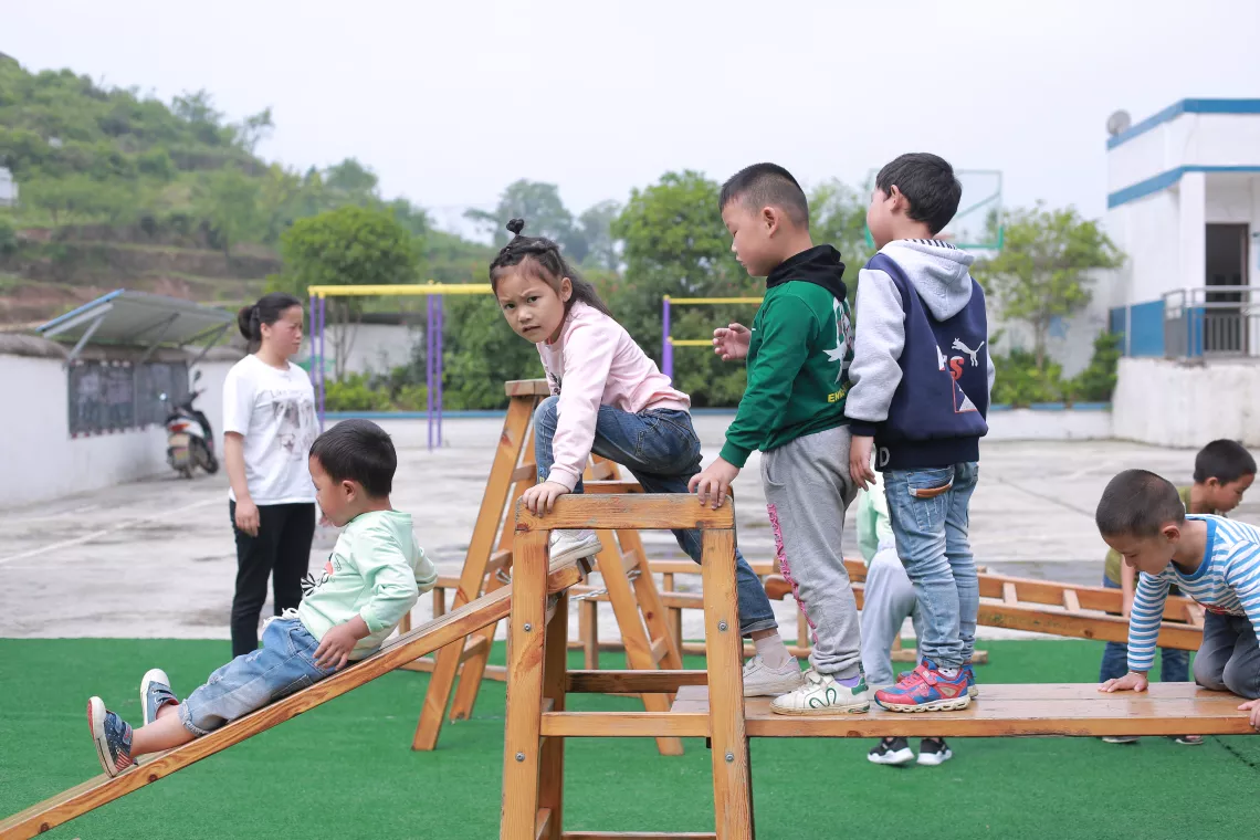 在夜郎村幼儿园，孩子们在操场上玩耍。