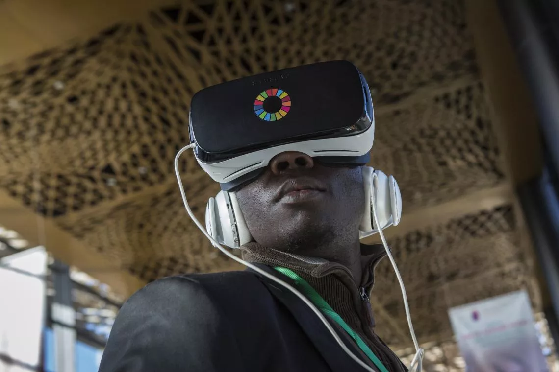联合国儿童基金会在塞内加尔的展会上，一名新闻工作者使用头戴设备观看虚拟现实视频。