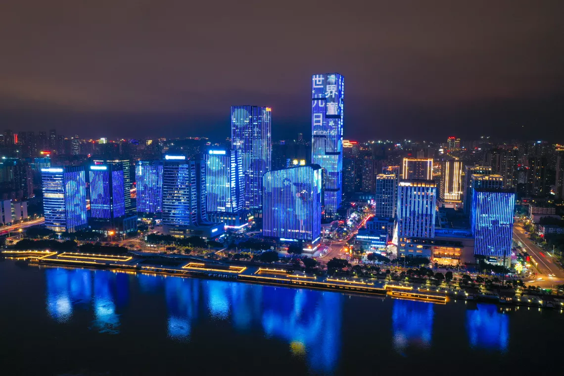 2020年11月20日，在福建省福州市海峡金融商务区，建筑物以蓝色点亮，庆祝世界儿童日。中国14个城市用象征儿童友好的蓝色灯光点亮了当地标志性建筑物，庆祝2020年世界儿童日。