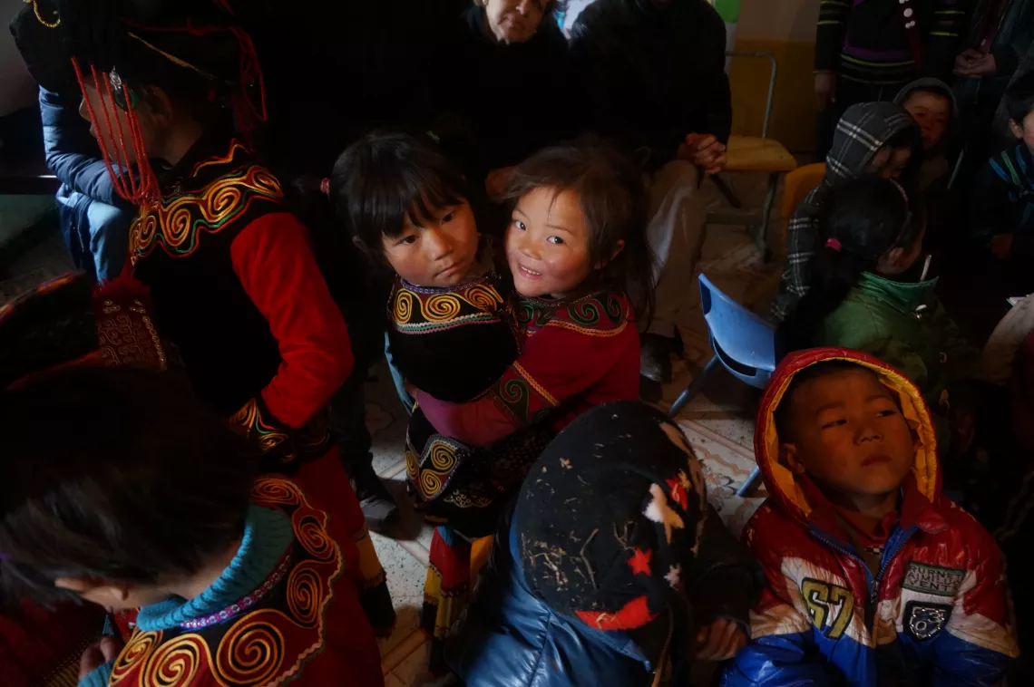 2015年1月15日，在四川省凉山彝族自治州昭觉县木渣洛村的儿童之家，两名彝族女孩在玩耍。