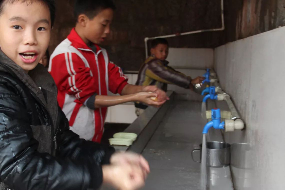 Children in Baimiao primary school in Zhong County are practicing “6 steps” handwashing before school lunch.