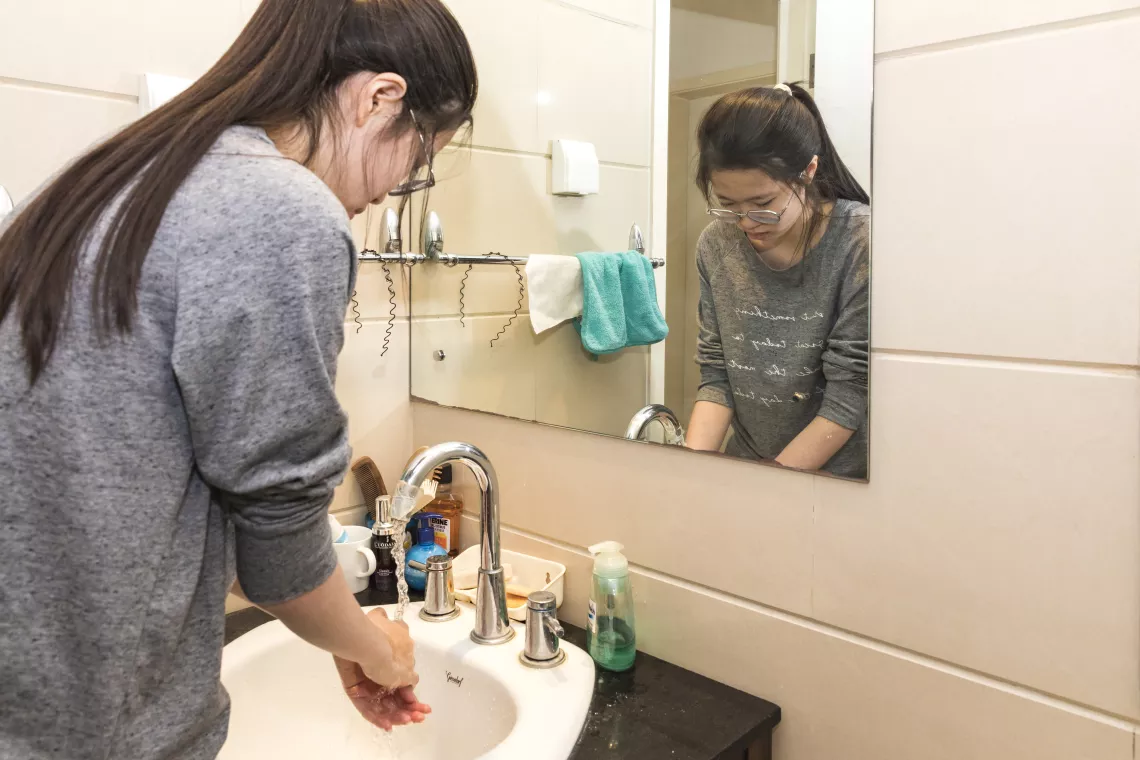 After coming home, Xiaoyu washes her hands with soap.