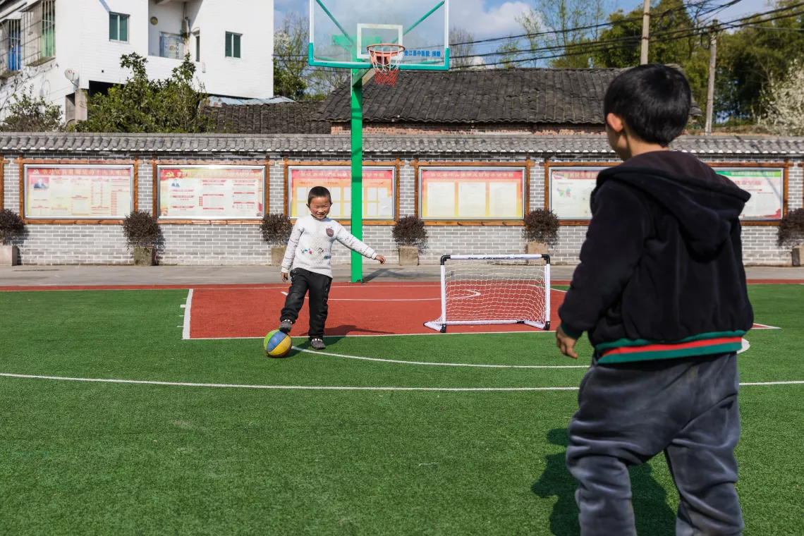 Every day after school, Xiaohua comes to the Child-Friendly Space to play with his favourite toys, read picture books, and join other children in playing.