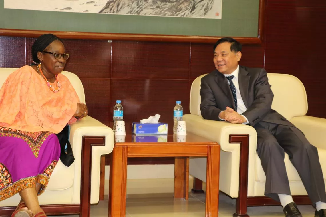 中华人民共和国驻尼日尔大使张立军与联合国儿童基金会驻尼日尔代表费里斯特·特宾达（Félicité Tchibindat）博士在中国驻尼日尔大使馆举行会谈，讨论加强双方新的合作伙伴关系。
