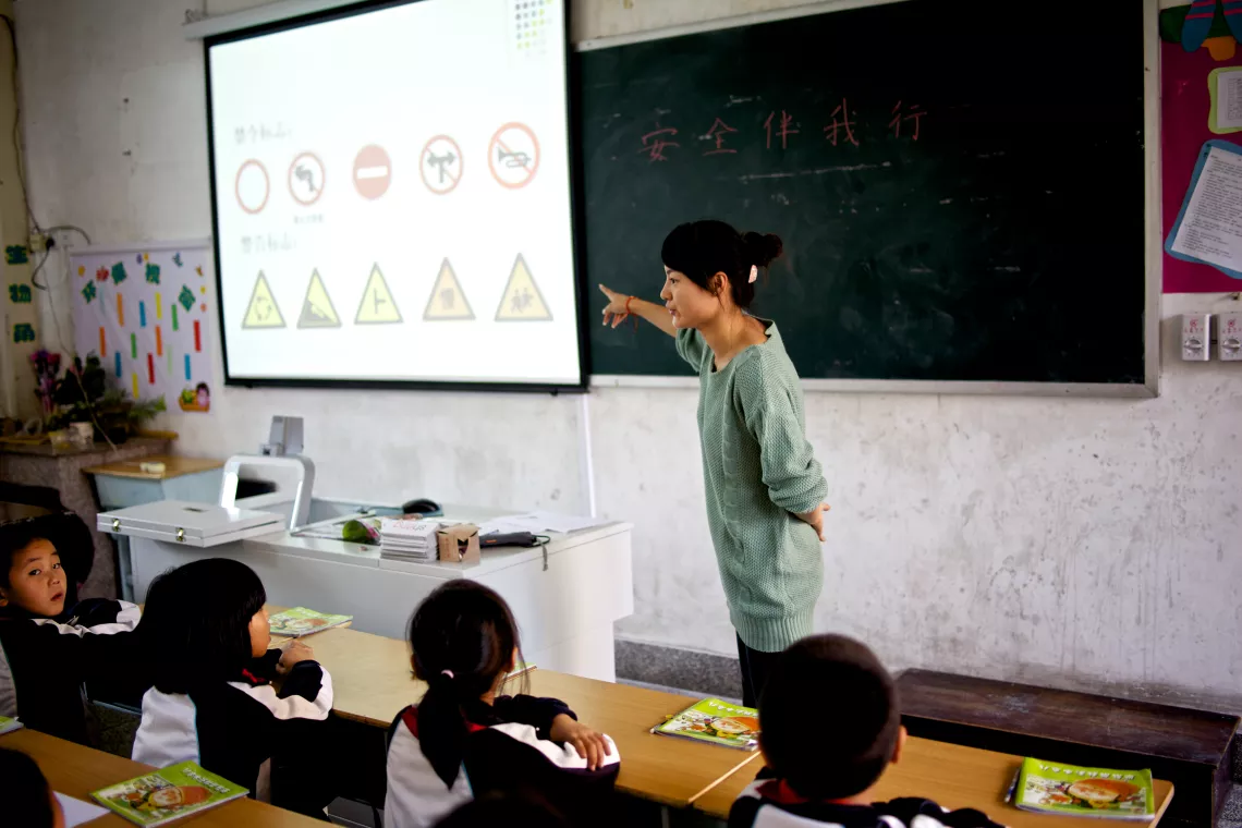 Teacher Chen Fen is giving a lesson on traffic signs.
