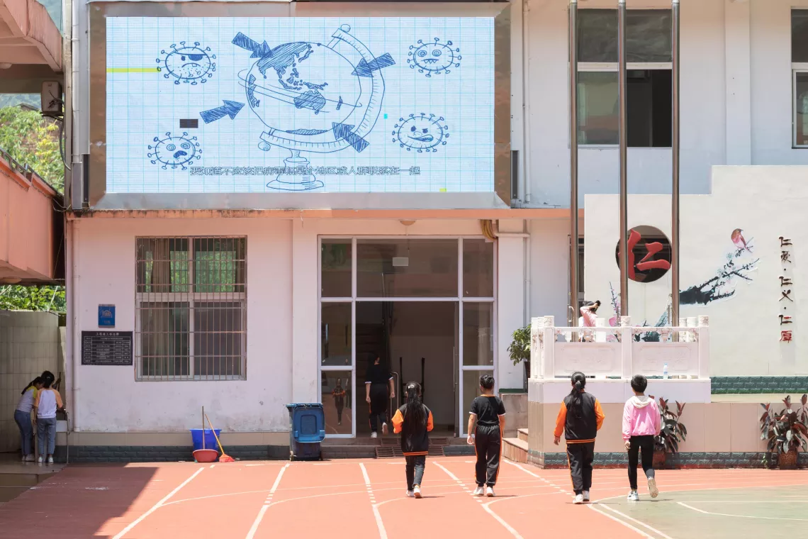 2020年6月3日，重庆忠县任家镇义兴学校的校园内在播放由联合国儿童基金会与中华人民共和国教育部及中国疾病预防控制中心制作的包含安全返校实用信息的视频。