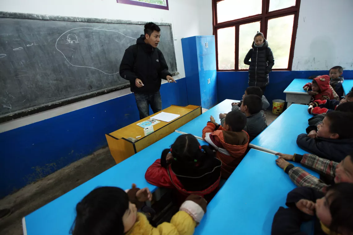 Chen Kun has a lively discussion about zoo animals with primary school children in Nayong County, Guizhou Province where most children have never visited a zoo.