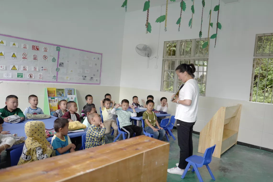 在贵州省铜仁市万山区高楼坪侗族乡夜郎村幼儿园，一名教师在给孩子们讲故事。