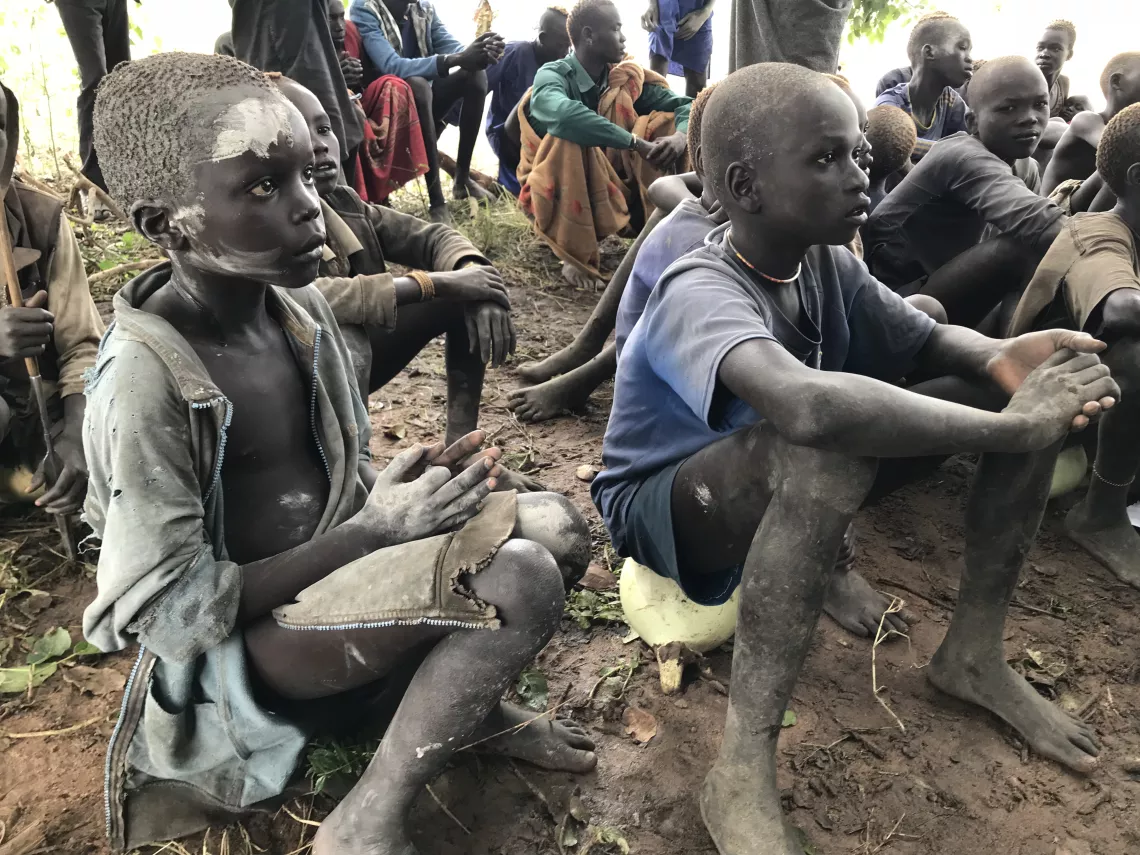居住在南苏丹湖泊州Ameth Magak游牧营的男孩在树下接受流动学校的教育。