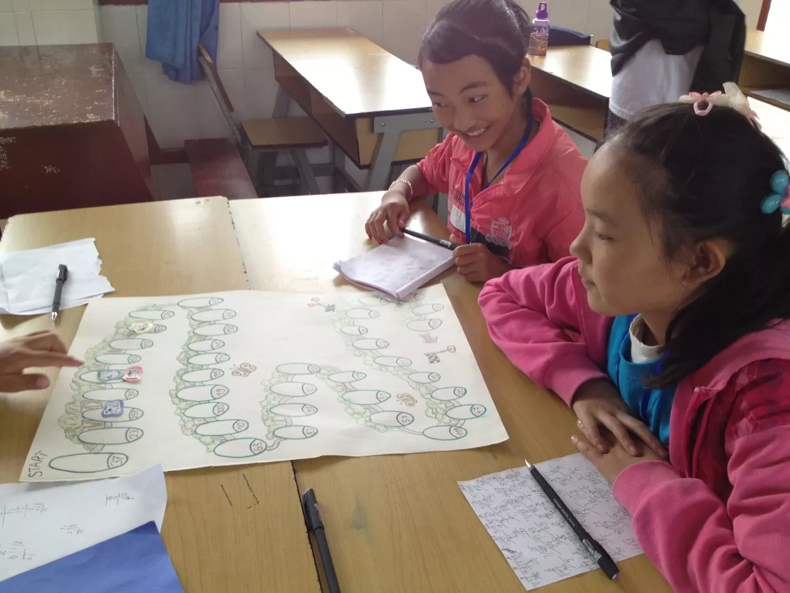A few students in Zhong County, Chongqing, play Panda's Feast to familiarize with the concept of remainders in division through game.