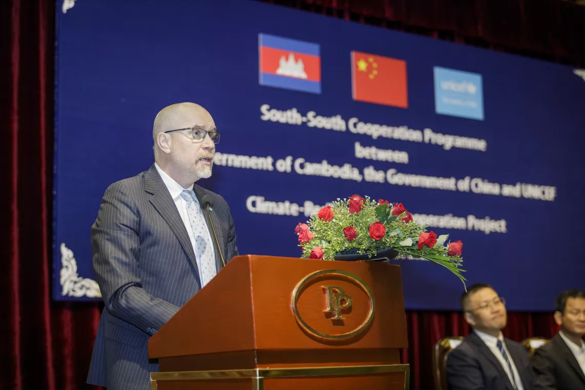 2023年8月29日，联合国儿童基金会驻柬埔寨代表威尔·帕克斯（Will Parks）博士在金边举行的关于抵御气候变化的水与卫生设施(WASH)技术和解决方案的咨询研讨会上发言。