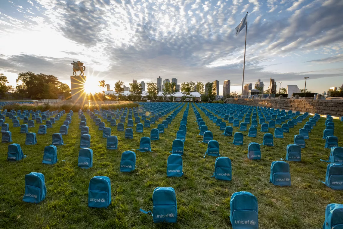 每个蓝色书包，都代表了在过去的一年里，因为冲突失去生命的一名儿童。