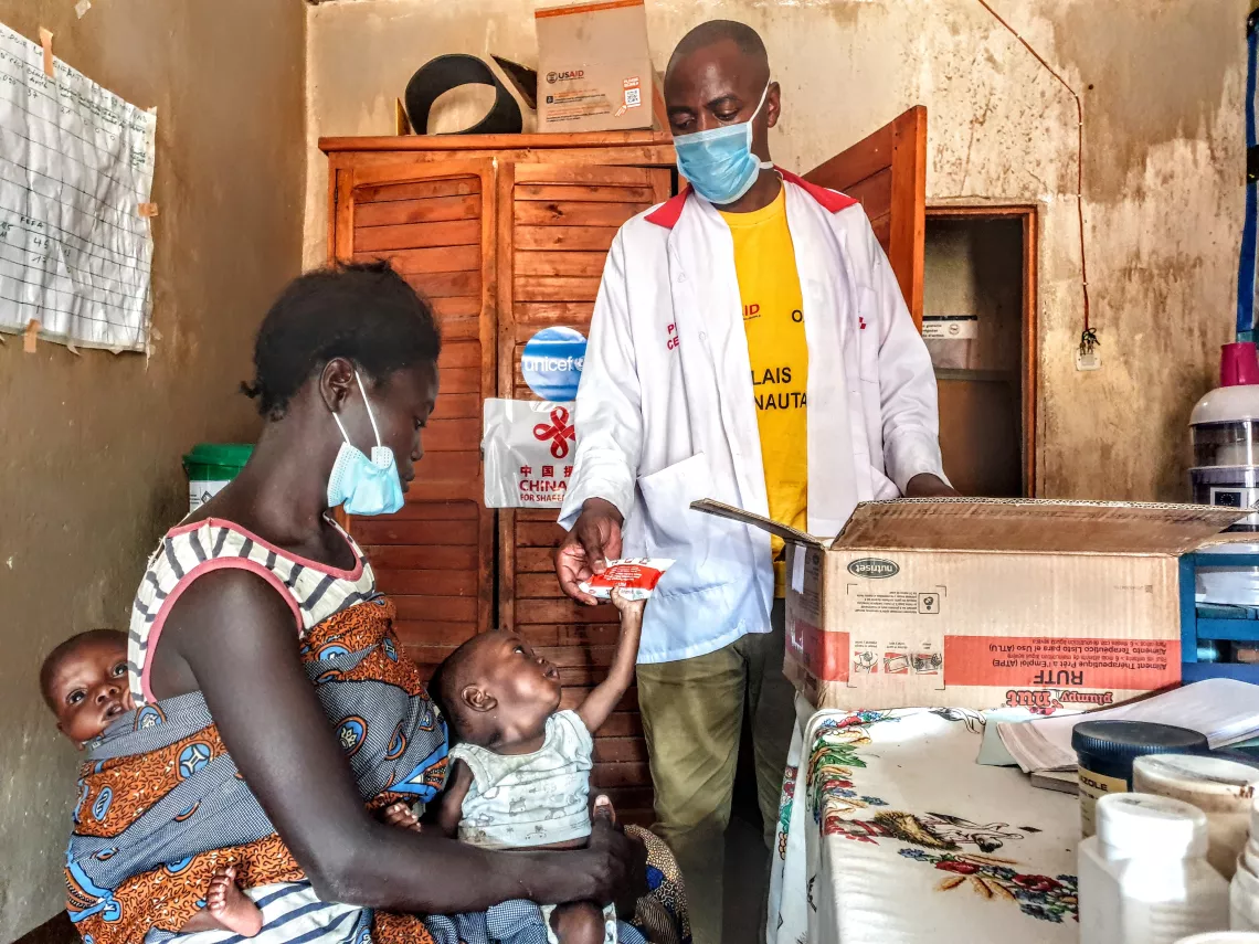 刚果民主共和国南基伍省乌维拉的居民马蓬多与她的双胞胎儿子布库鲁、布托托。双胞胎均患有严重急性营养不良，正在联合国儿童基金会提供支持的中心接受免费治疗。