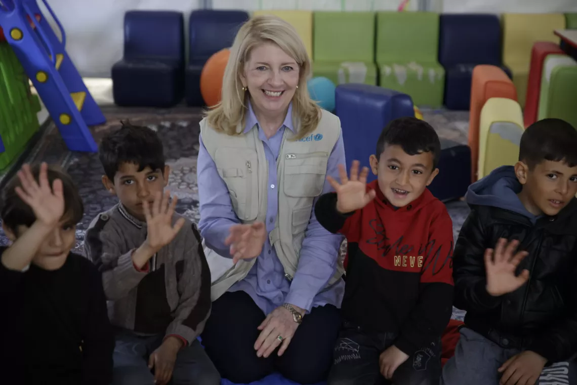 2023年2月27日，联合国儿童基金会执行主任凯瑟琳·拉塞尔在土耳其的卡赫拉曼马拉什与震灾后幸存儿童一起参加社会心理支持课程。