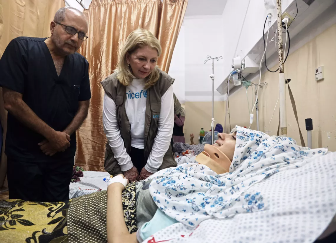 2023年11月14日，联合国儿童基金会执行主任凯瑟琳·拉塞尔在访问位于南部加沙地带汗尤尼斯的纳赛尔医院时，与一名受伤女孩交谈。