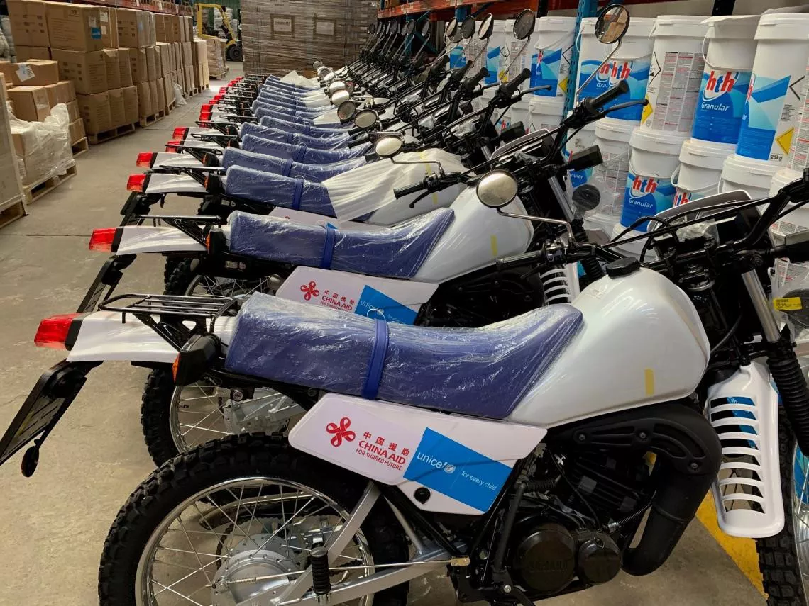 在中国援助支持下采购的摩托车，分发之前存放于库房里