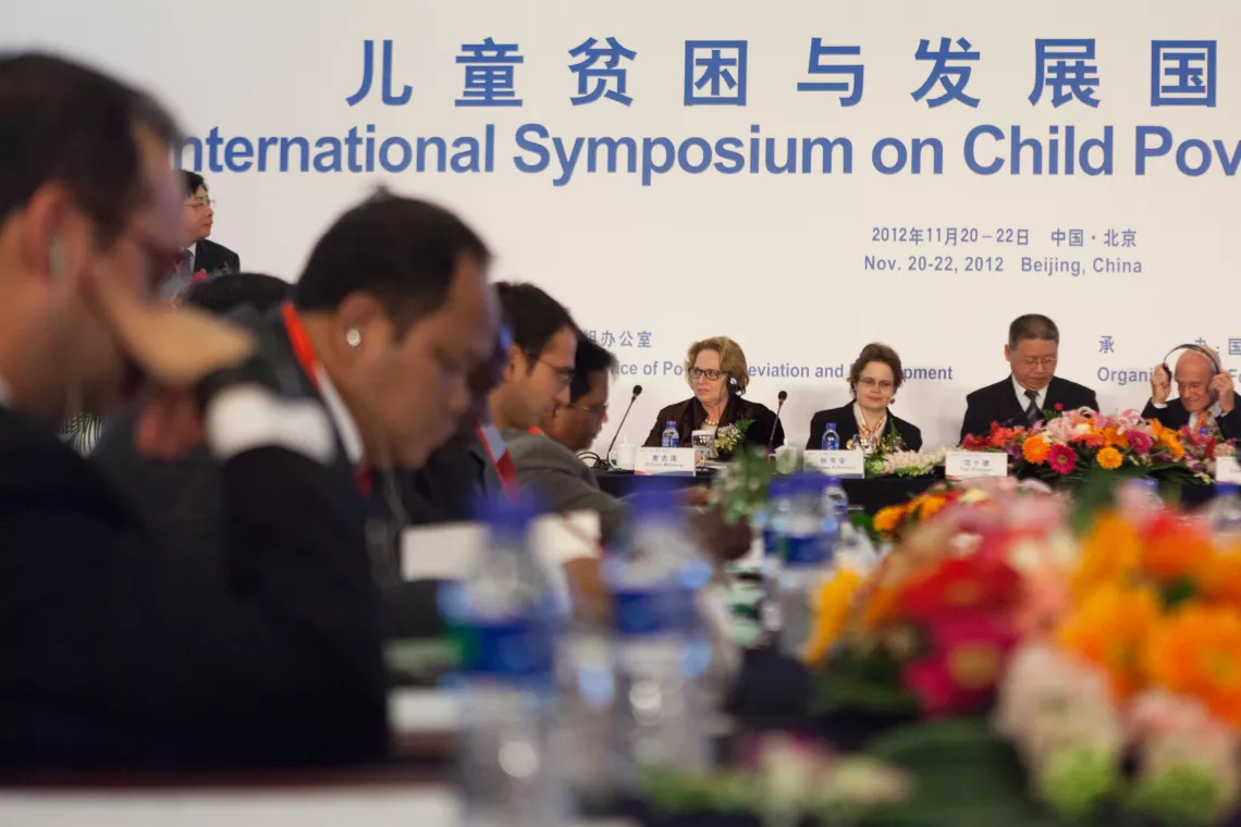 Poverty experts from Asia, the Middle East, Africa and the Americas along with and more than one hundred Chinese poverty alleviation officials discussed child poverty alleviation in the International Symposium on Child Poverty.