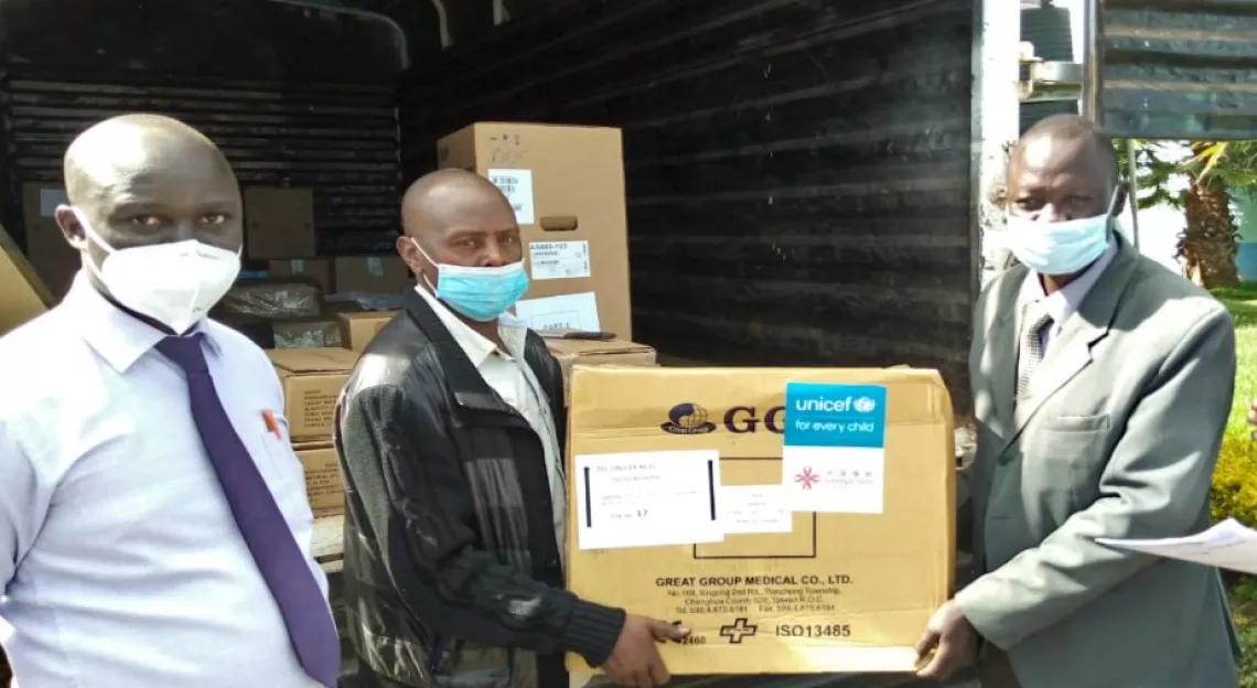 联合国儿童基金会工作人员将新生儿和儿童保健设备交给肯尼亚西波科特县卫生团队官员。