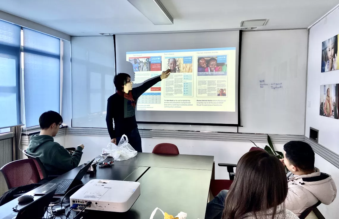 联合国儿童基金会实习生潘光逸与同事分享他的设计理念。