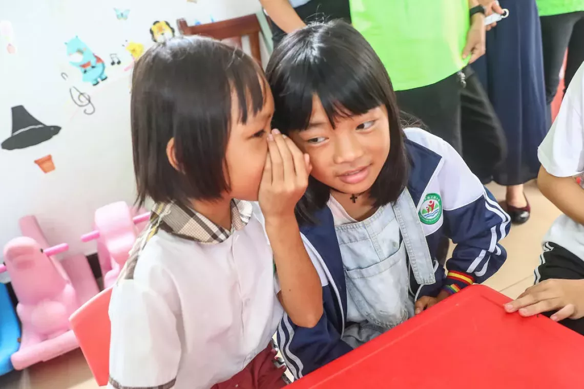 9月20日，孩子们在灵山县佛子镇元眼村“儿童之家”参加儿童防欺凌主题活动。