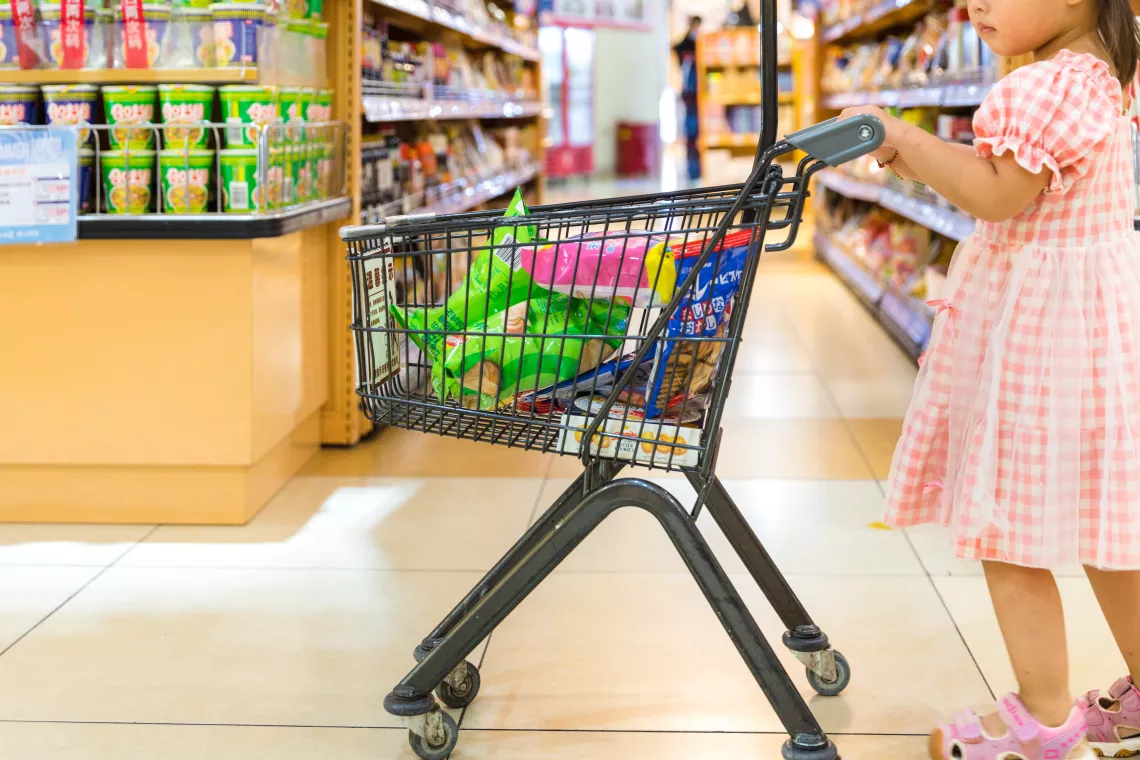 2021年7月，在成都市一家超市内，一名孩子选购了一些零食。