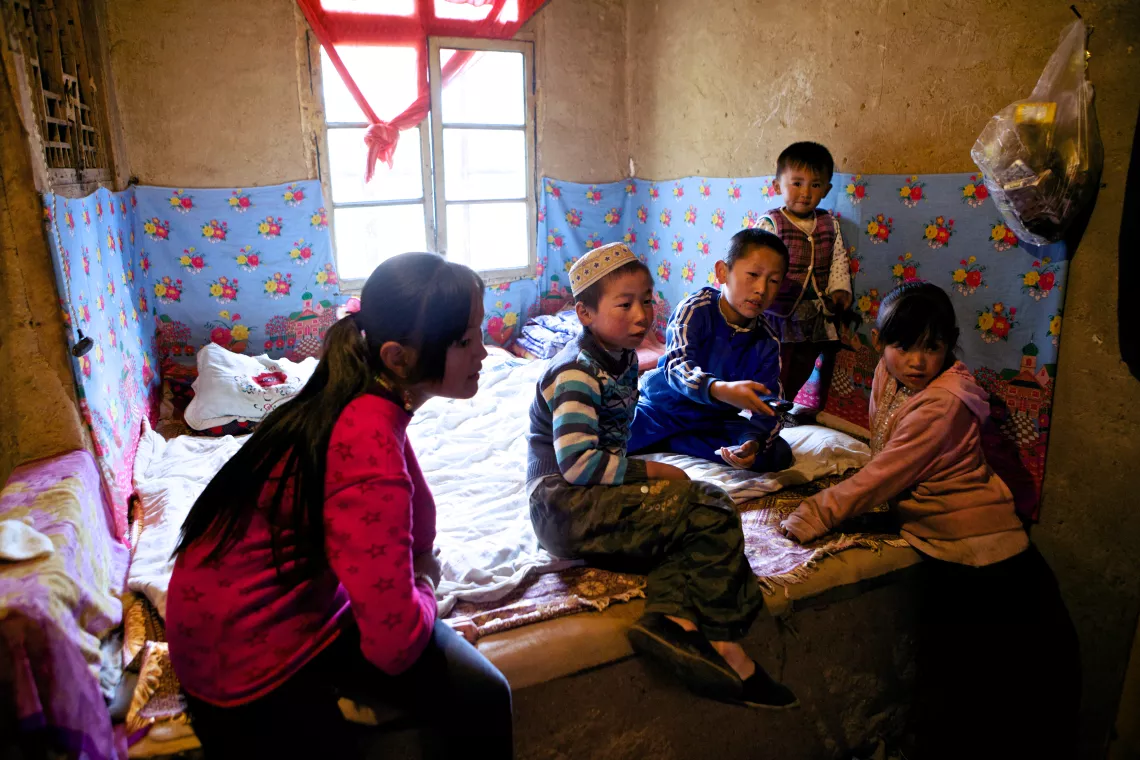 中国的农村扶贫策略首次包括儿童，这显示了人们日益意识到，儿童贫困有别于成人贫困。