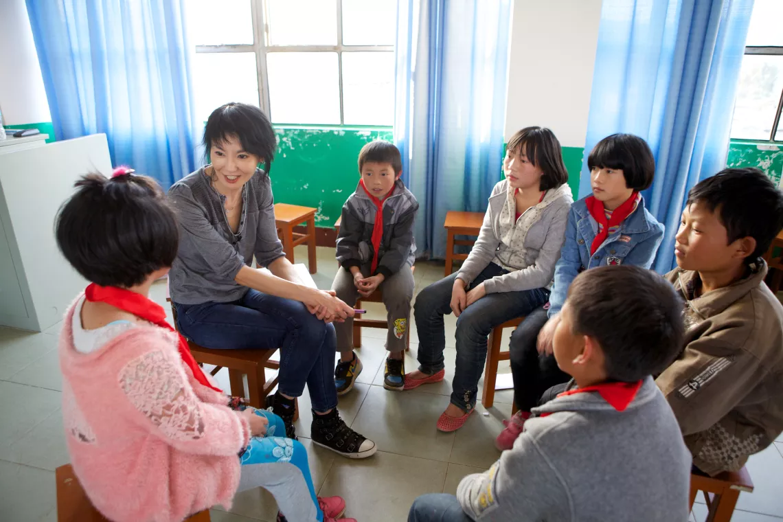 张曼玉在云南与孩子们交流，孩子们刚刚接受完自我保护的培训。