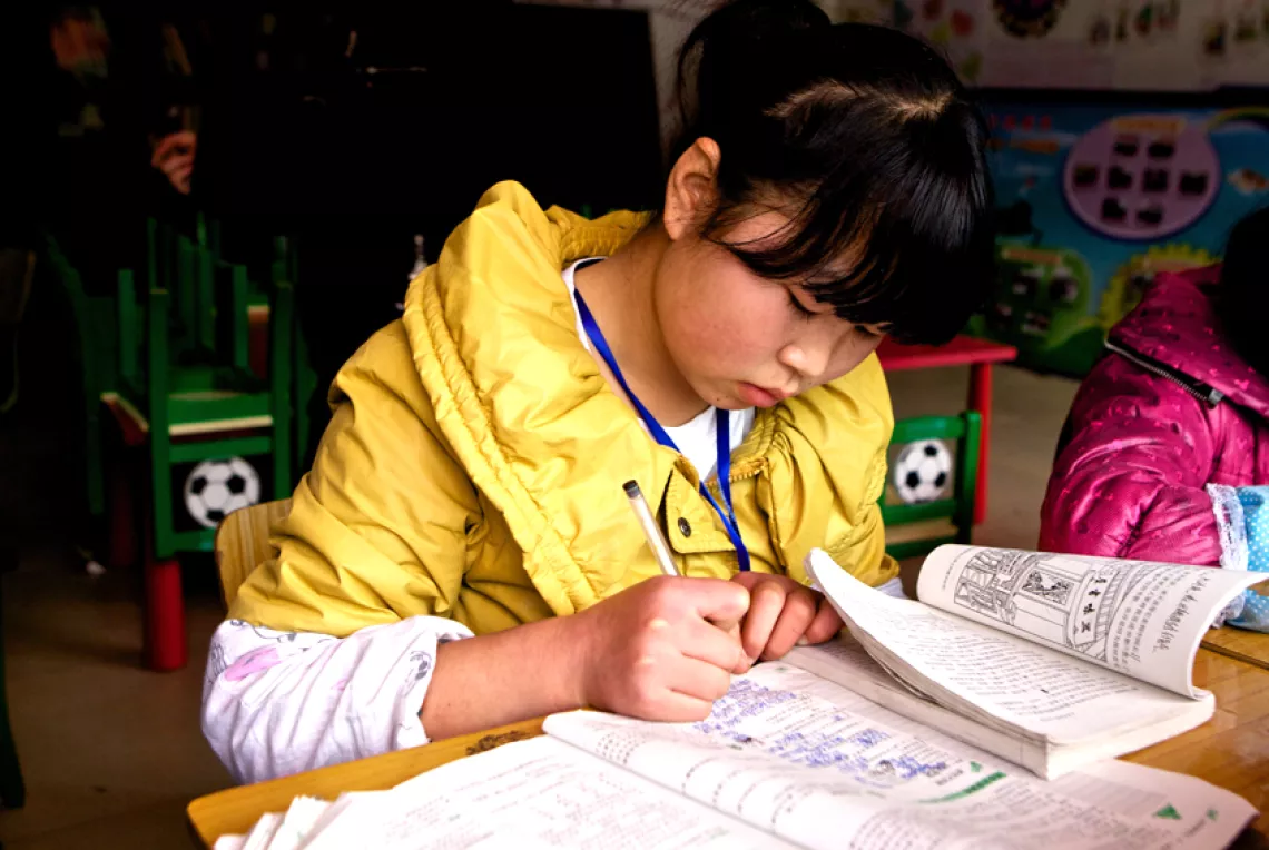 每天放学后，安香都会来到儿童友好家园做作业。
