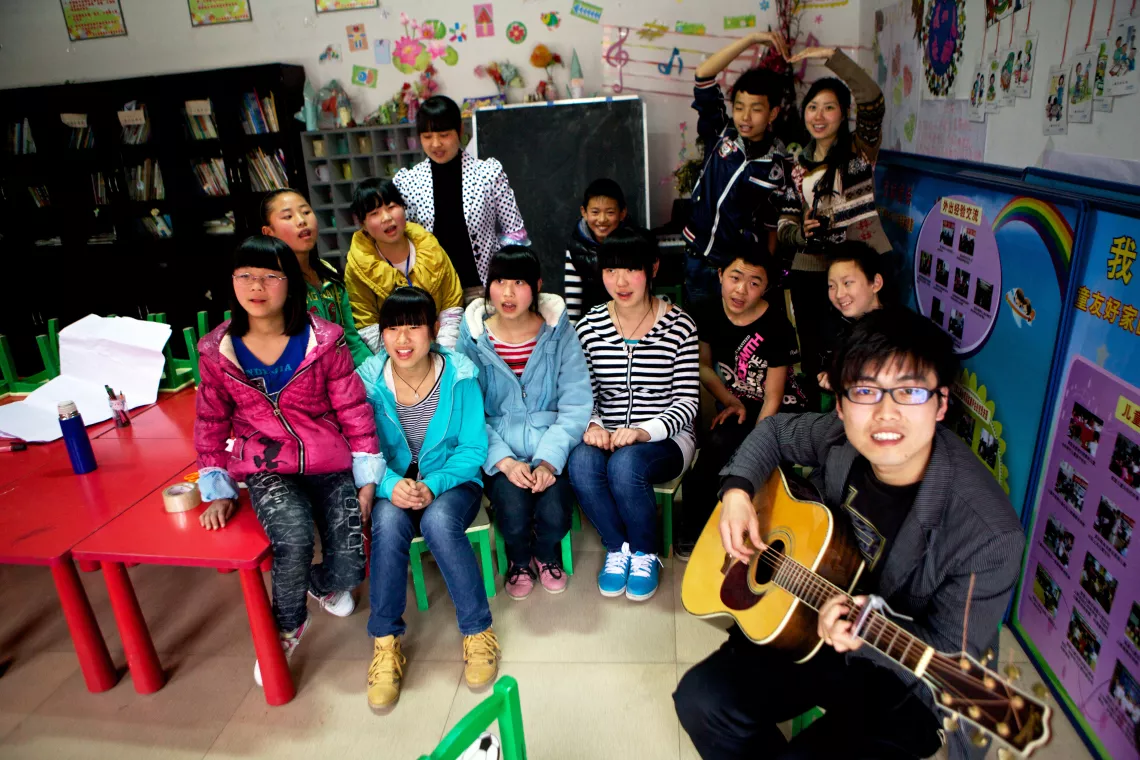 余彥勇（右）是横溪儿童友好家园的一名志愿者，他为孩子们写了一首歌，并定期组织合唱和演出。