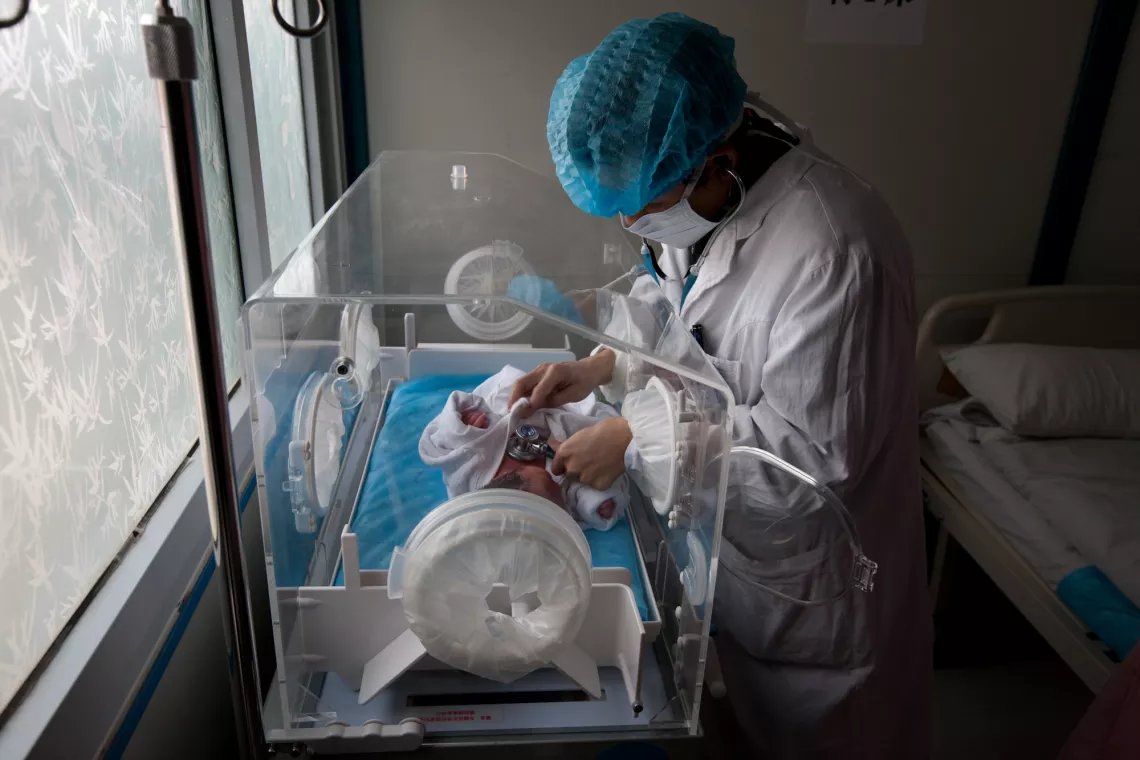 2009年3月中旬，四川省青川县妇幼保健院，一个医生检查保暖箱里早产女婴的情况。