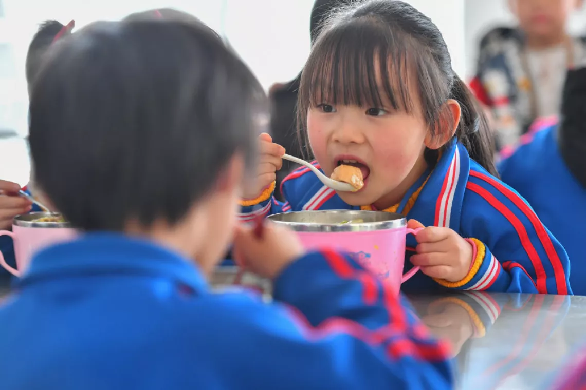 2022年1月4日，在湖南省汝城县沙洲芙蓉学校，学生在食堂吃午餐。