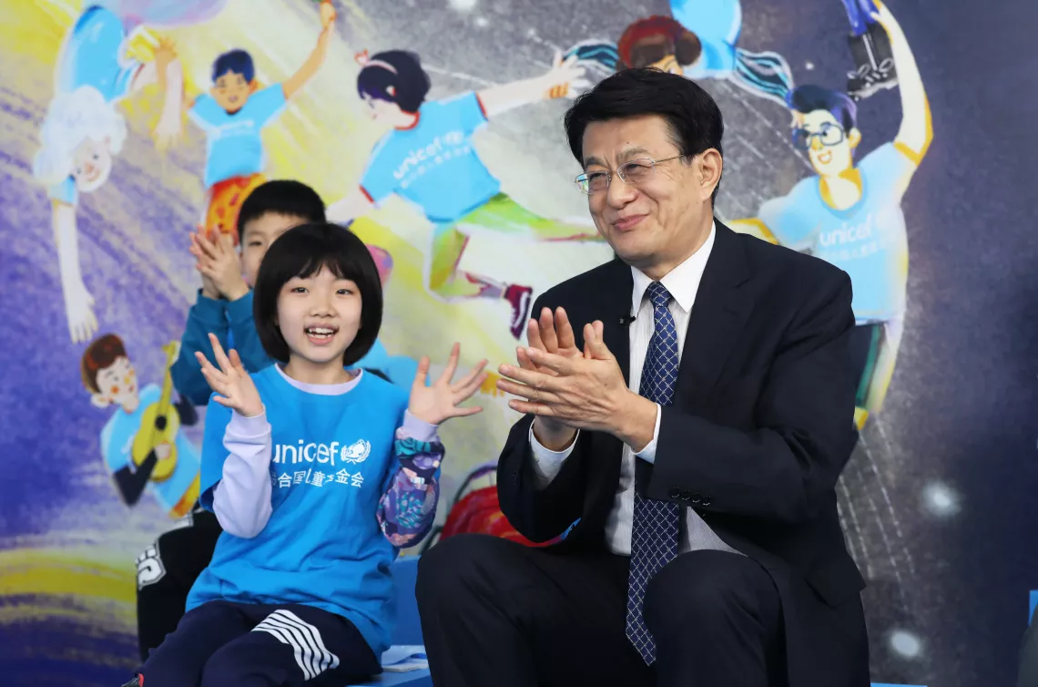 2022年11月20日，在位于北京的联合国儿童基金会驻华办事处举办的一场直播活动中，中国人民对外友好协会副会长李希奎与孩子们共同庆祝世界儿童日。