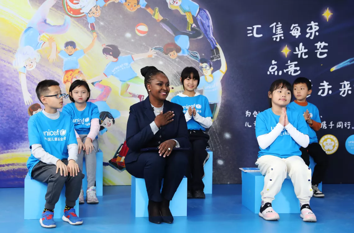2022年11月20日，在位于北京的联合国儿童基金会驻华办事处举办的一场直播活动中，联合国儿童基金会驻华代表桑爱玲（Amakobe Sande）与孩子们共同庆祝世界儿童日。