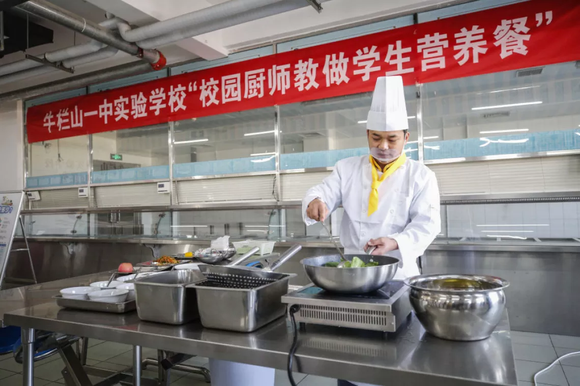 2019年12月20日，在北京市牛栏山一中实验学校，厨师吴克建为学生们上“营养配餐课”。