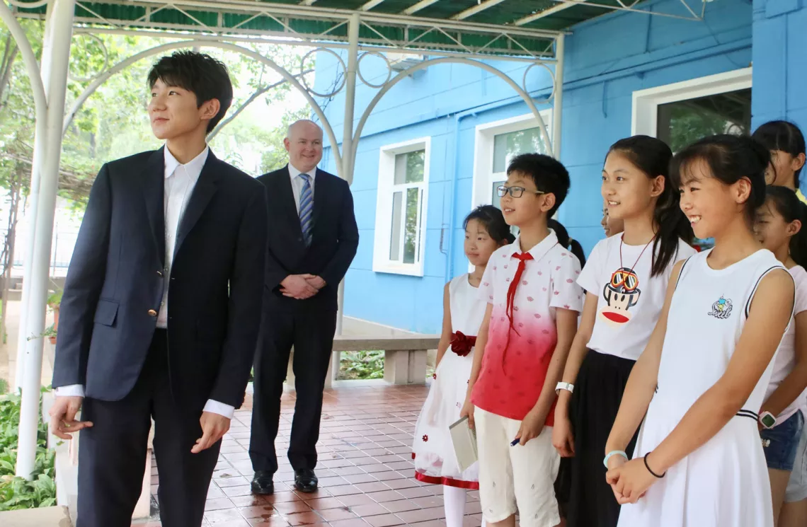 10名来自北京顺义的小学生们当天也来到联合国儿童基金会参观，并参加了王源出任青年教育使者的任命仪式。