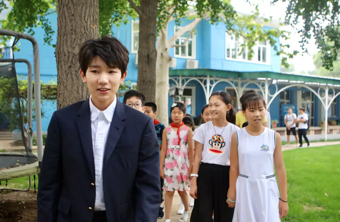 王源与学生们一起参观了联合国儿童基金会驻华办事处的蓝色小院。