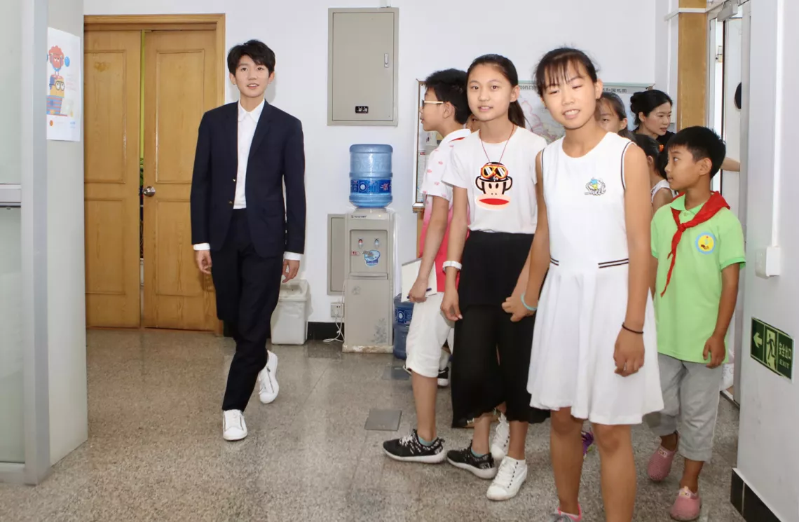 王源与孩子们一起走进了联合国儿童基金会驻华办事处的办公楼。