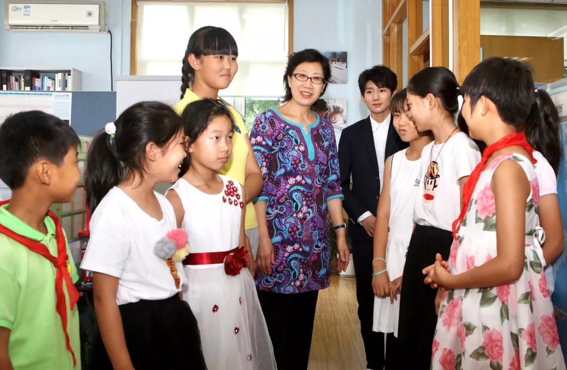 郭晓平向王源和孩子们简单介绍了该部门“学前”、“学校”和“青少年发展”三大领域的项目构成和在中国的开展情况，着重介绍了在联合国儿童基金会与教育部合作在中国西部地区开展的“爱生学校”项目。