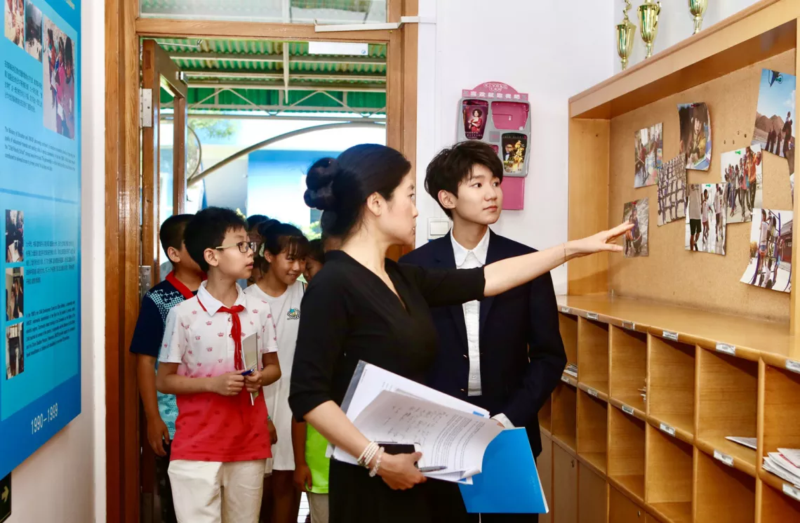 Through photos taken from UNICEF China's project sites, a UNICEF China staff member shared with the students and Wang Yuan how UNICEF-supported projects are changing children's lives in the impoverished regions of China.