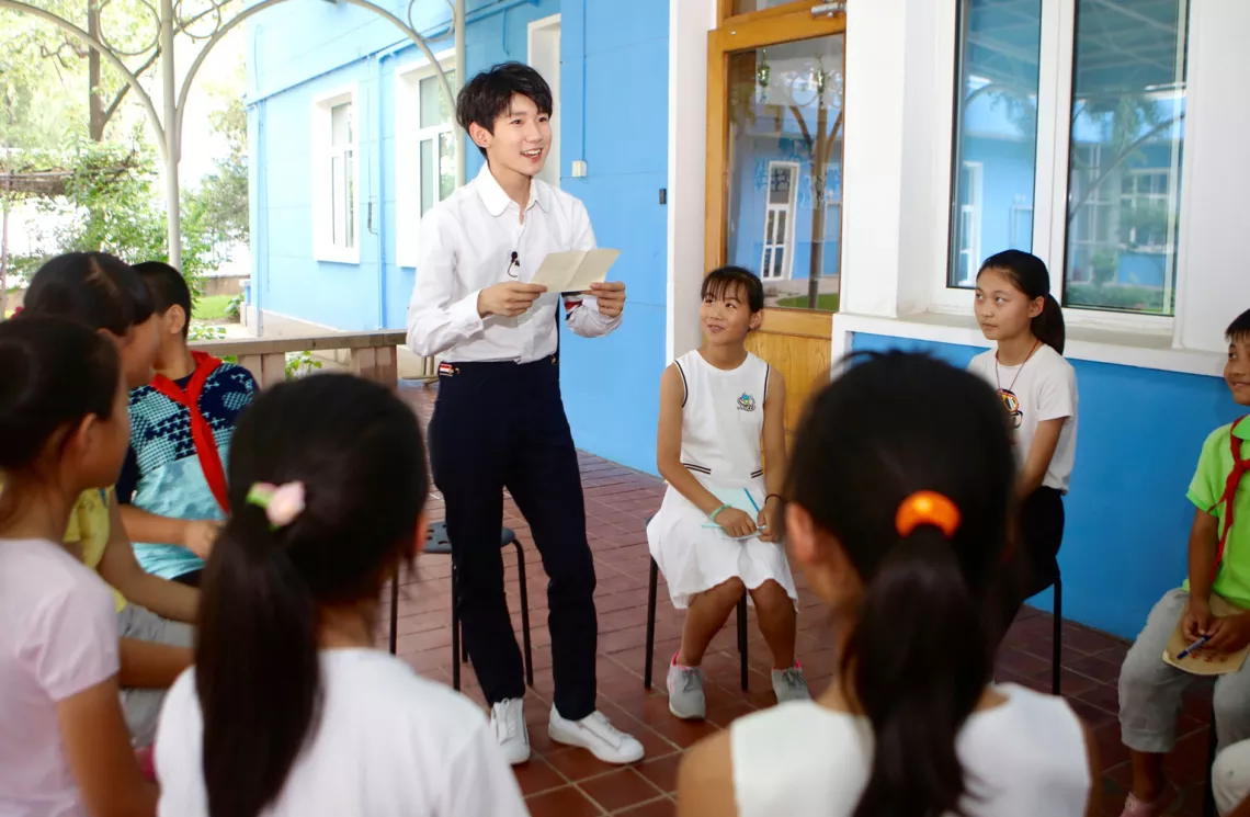 After the event, Wang Yuan interacted with the students, reading their essays and giving comments.