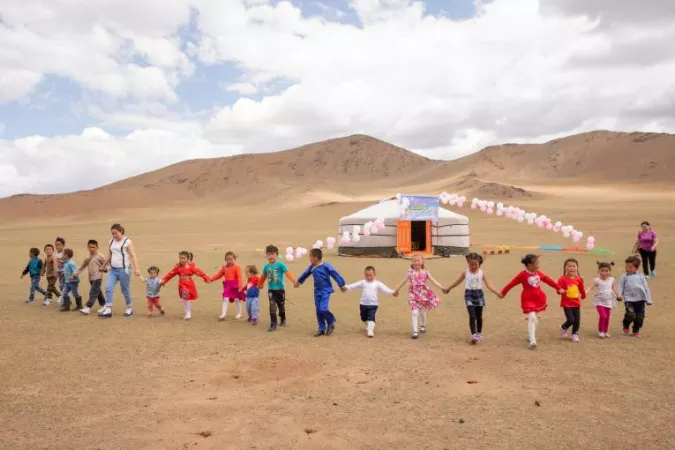 在蒙古国的Erdenetsogt Soum的Janjin Bagh地区，联合国儿童基金会资助的帐篷幼儿园为逾23名来自该牧民社区的儿童提供有质量的学前教育。