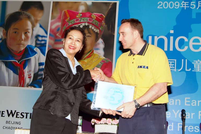 David Mulligan receives a certificate of appreciation from UNICEF on behalf of the IKEA Social Initiative from UNICEF Representative in China Dr. Yin Yin Nwe at a press conference launching a report on the first anniversary of the Sichuan earthquake.