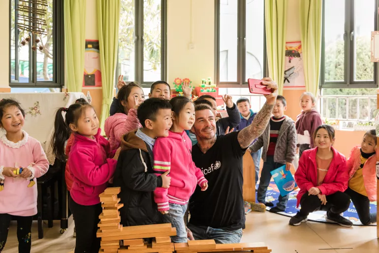 2019年3月27日，联合国儿童基金会亲善大使、国际巨星大卫·贝克汉姆探访上海青浦区香花桥幼儿园，并用手机与孩子们合影。
