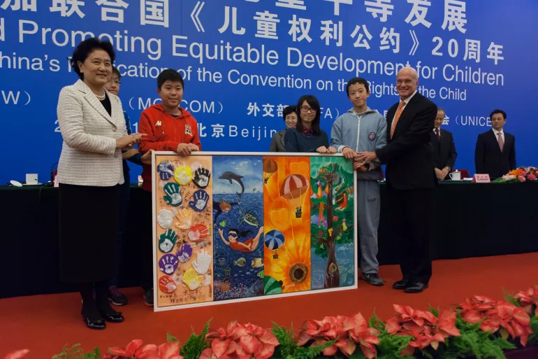联合国儿童基金会东亚及太平洋地区办事处主任丹尼尔·图尔从刘延东和孩子们的手中接过了赠予联合国儿童基金会的画作——《我们的权利》。