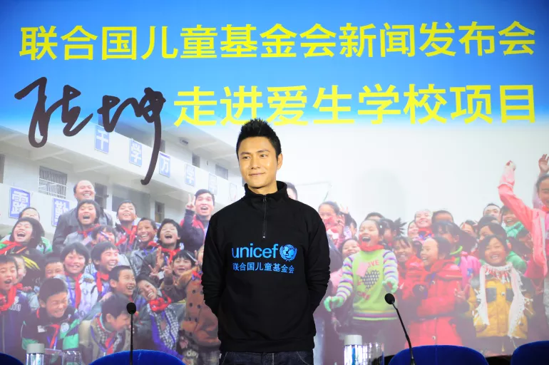 陈坤在新闻发布会上与媒体分享探访贵州省纳雍县贫困儿童的经历。