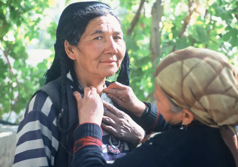 2003年，在新疆维吾尔族自治区，喀什，一名因患有碘缺乏病而甲状腺肿大的维吾尔族妇女在接受村医的检查。