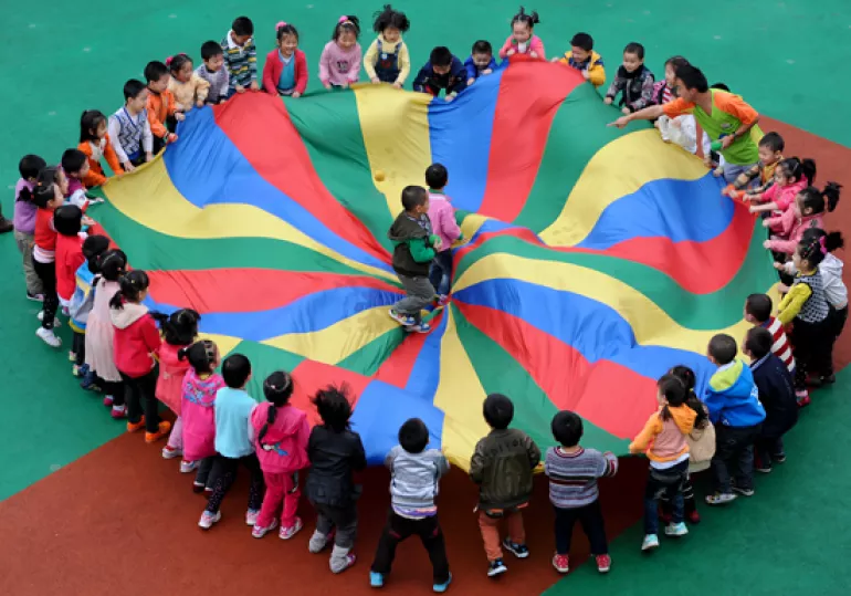 2012年，在北川县的一所幼儿园里，孩子们在室外参加体育活动。
