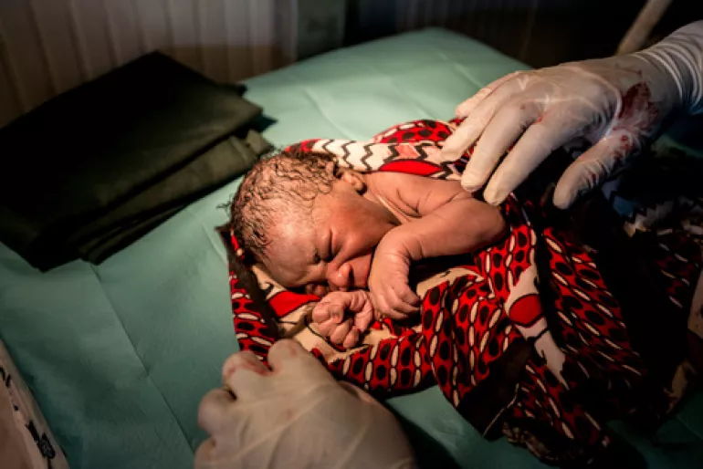 在南苏丹，一名婴儿降生在联合国儿童基金会支持的诊所里。